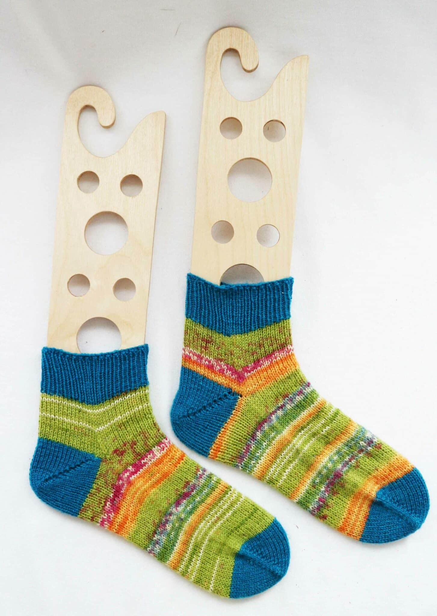 Estos calcetines tejidos lucen como dos tarros de cerveza en tus pies