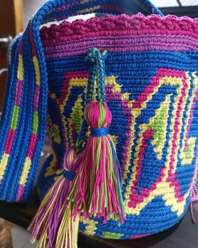 Mochila Camino Interior tejida a crochet e inspirada en las tradicionales mochilas Wayúu colombianas