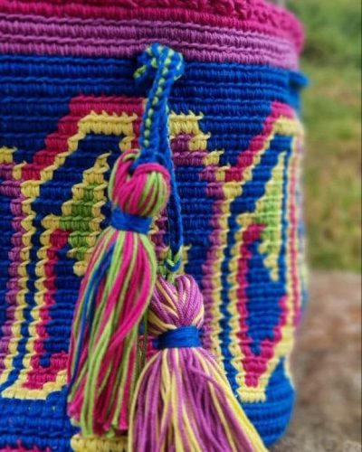 Mochila Camino Interior tejida a crochet e inspirada en las tradicionales mochilas Wayúu colombianas