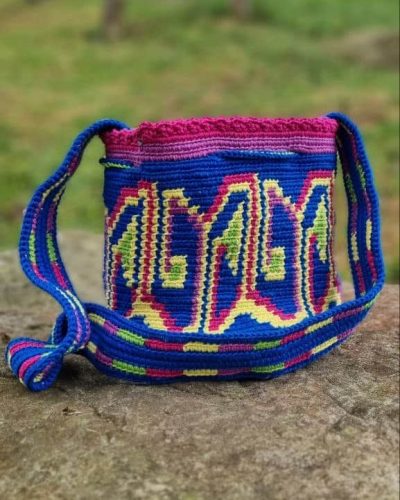 Mochila Camino Interior tejida a crochet e inspirada en las tradicionales mochilas Wayúu colombianas