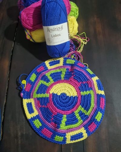 Mochila Camino Interior tejida a crochet e inspirada en las tradicionales mochilas Wayúu colombianas