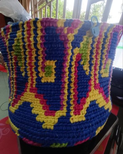Mochila Camino Interior tejida a crochet e inspirada en las tradicionales mochilas Wayúu colombianas